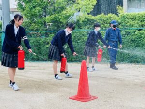 本日は「避難防火訓練」を実施しました。
6限の授業中に出火した想定です。
自教室や移動教室先からの避難経路を確認しました。
尼崎市北消防署から消防士の方に来ていただき、
消火器を使用した初期消火の指導をしていただきました。
生徒教職員共に防災意識を高めることができました。
